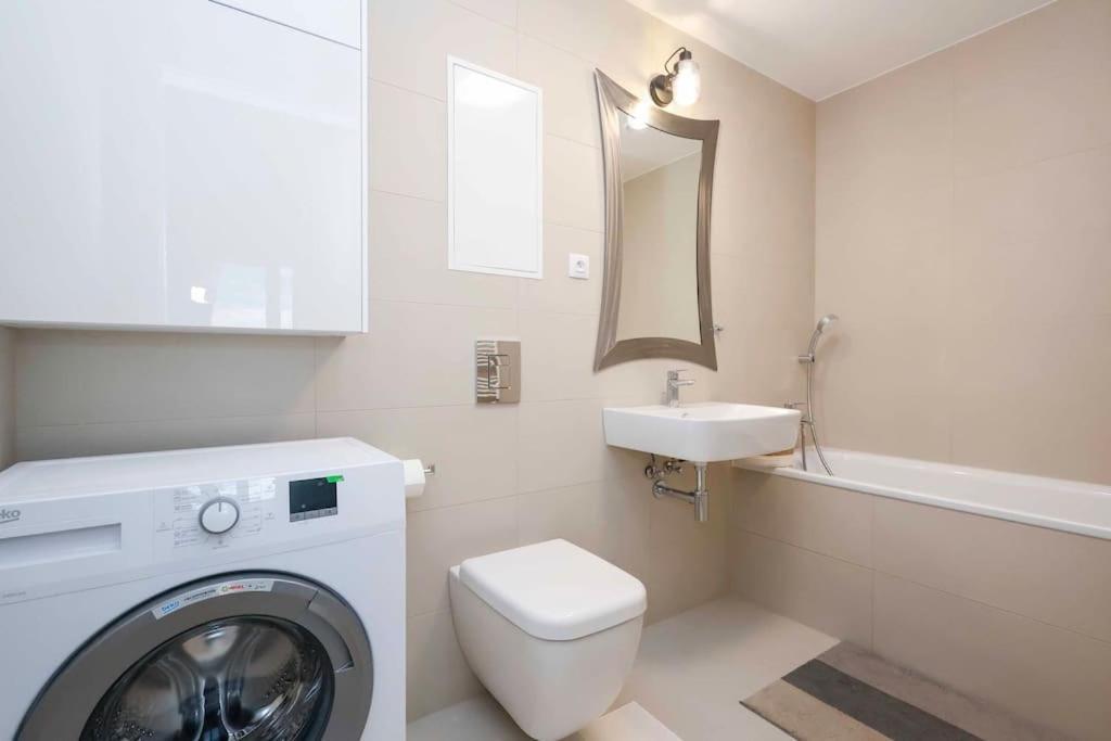 Danubius One - Spacious Apartment W Free Parking Μπρατισλάβα Εξωτερικό φωτογραφία