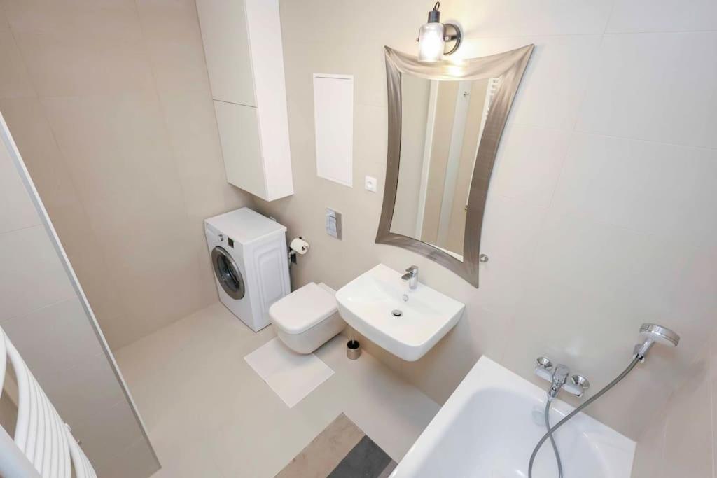 Danubius One - Spacious Apartment W Free Parking Μπρατισλάβα Εξωτερικό φωτογραφία