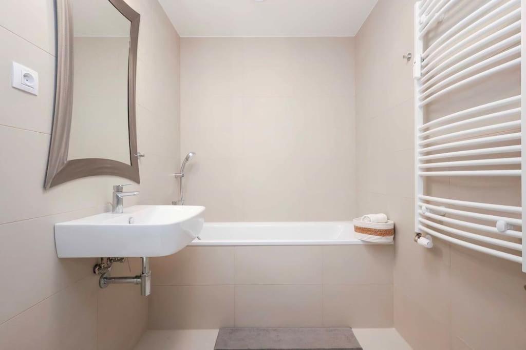 Danubius One - Spacious Apartment W Free Parking Μπρατισλάβα Εξωτερικό φωτογραφία